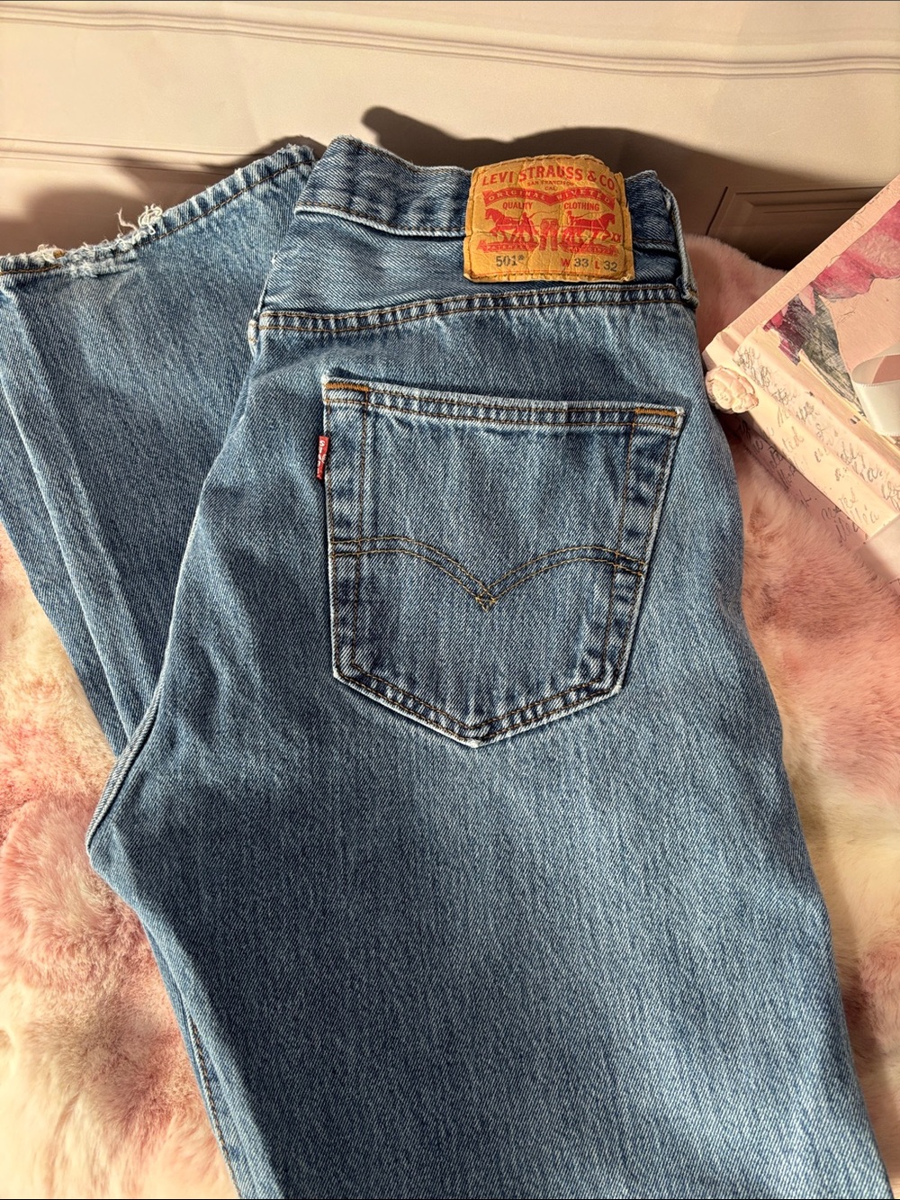 Men’s Levi 501 Medium Wash Straight Leg Button Fly Jeans, Size 33x32 - Picture 8 of 9